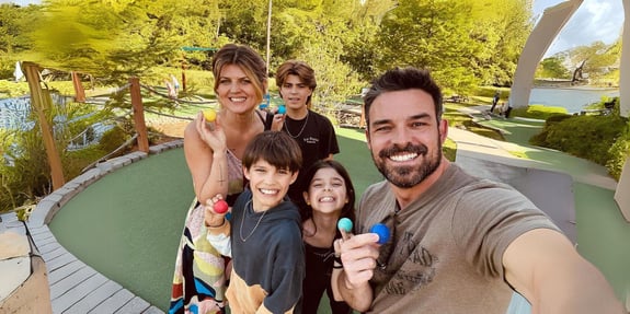 jesse hutch and family playing mini golf